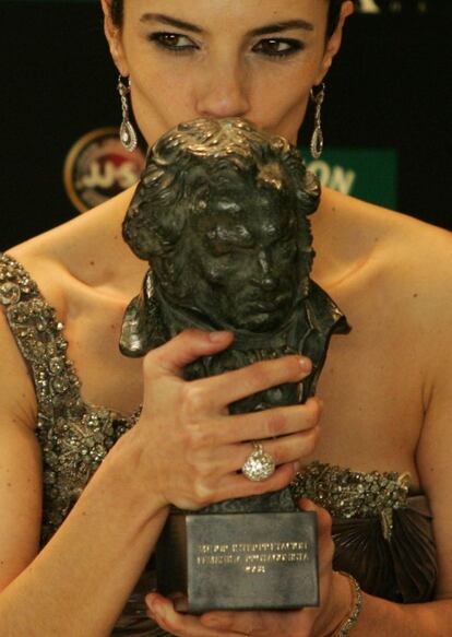 La actriz Maribel Verdú besa su 'cabezón' logrado en 2008 como mejor actriz protagonista por su papel en 'Siete mesas de billar francés'.