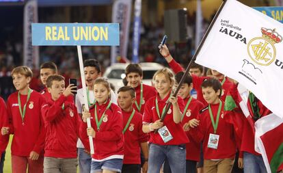 El equipo del Real Unión realizan el paseíllo durante el desfile inaugural en el estadio de Anoeta.