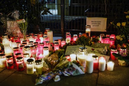 Flores y velas, este domingo en el lugar del ataque de Mnich (Alemania).