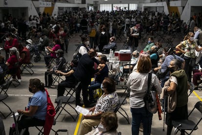 El Centro Cultural y Deportivo Las Américas es la otra sede de vacunación de Ecatepec, a menos de dos kilómetros de distancia del Multideportivo. El sábado llegaron a México las primeras 200.000 dosis de la vacuna china de Sinovac y las autoridades sanitarias decidieron destinarlas exclusivamente a Ecatepec