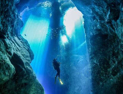Un buceador en aguas del norte de las islas Marianas (Oceanía), donde se encuentran las fosas oceánicas más profundas de la Tierra.
