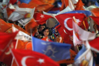 Partidarios del Partido de la Justicia y el Desarrollo (AKP) celebran el resultado electoral ante la sede del partido en Ankara.