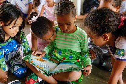 Alunas da escola de educação infantil Professor Balduíno Barbosa de Deus.