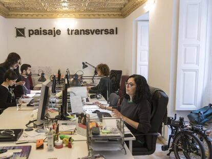 Ángela Peralta, Jon Aguirre Such, Jorge Arévalo, Sonia Ortega y Laura L. Ruiz en el estudio de urbanismo de Paisaje Transversal