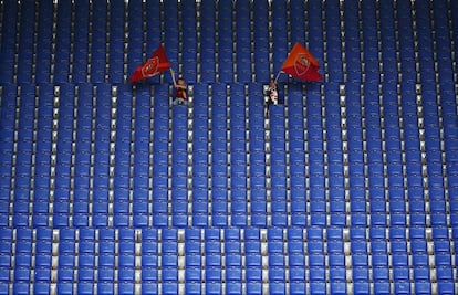 Seguidores de La Roma ondean sus banderas en la tribuna del Estadio Olímpico de Roma, Italia.