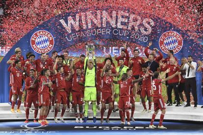 Los jugadores del Bayern celebran con el trofeo de la Supercopa de la UEFA tras el partido de fútbol contra el Sevilla en el Puskas Arena en Budapest, en Hungría.