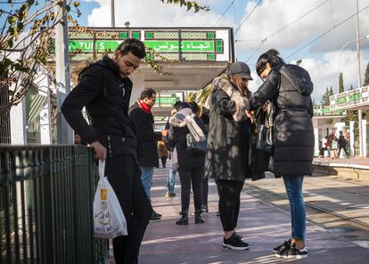 Varios jóvenes en la parada de tren de El Menzeh, en Túnez, el 16 de febrero.
