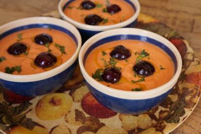 No es el gazpacho de cerezas de Dani García, pero sí son unas cerezas en un gazpacho