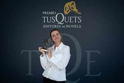 Silvia Hidalgo con el premio Tusquets.