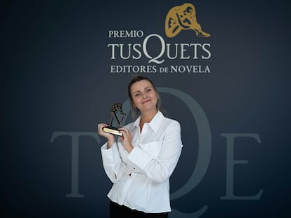 Silvia Hidalgo con el premio Tusquets.