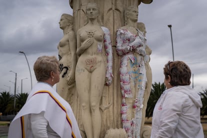 Rosalba Rodríguez y Cecilia Cruz observan las esculturas intervenidas en el Monumento a las Banderas, en Bogotá, el 11 de septiembre de 2024.