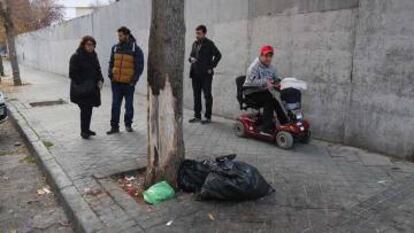 El Langui, durante su visita por las calles de Carabanchel con miembros del Ayuntamiento en 2015.