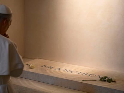 ROMA, 10/05/2025.-El papa León XIV acudió este sábado a rezar ante la tumba de Francisco, su antecesor, poco después de visitar por sorpresa el santuario agustino de la Virgen del Buen Consejo en Genazzano, en las afueras de Roma, en su primera salida desde fue elegido tras dos días de cónclave. El pontífice, muy cercano a Francisco, acudió a la basílica romana de Santa María la Mayor, donde está enterrado Jorge Bergoglio por su expreso deseo, para rezar en privado ante su tumba, según medios locales.-EFE/Dicasterio para la Comunicación del Vaticano***SOLO USO EDITORIAL/SOLO DISPONIBLE PARA ILUSTRAR LA NOTICIA QUE ACOMPAÑA (CRÉDITO OBLIGATORIO)***