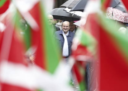 El presidente del PNV, Andoni Ortuzar, participa en un acto electoral en San Sebastián junto a los candidatos guipuzcoanos Joseba Egibar, Arantxa Tapia y Bakartxo Tejeria.