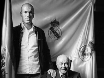 Zinedine Zidane y Alfredo Di Stéfano, en 2006, en una de las fotografías inéditas de Philippe Bordas que se expondrán en Madrid.