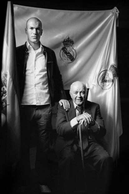 Zinedine Zidane y Alfredo Di Stéfano, en 2006, en una de las fotografías inéditas de Philippe Bordas que se expondrán en Madrid.