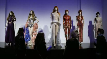 Algunos de los diseños de Gaultier expuestos en París.