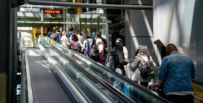 Viajeros en la T4 del aeropuerto Adolfo Suárez, Madrid-Barajas.