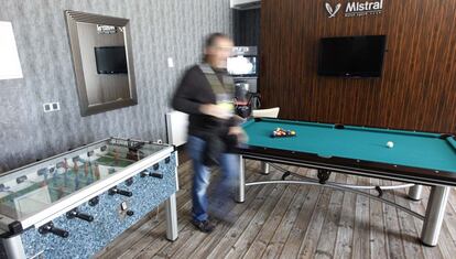 Zona recreativa dentro del hotel Mistral donde los jugadores pueden jugar al billar y al futbolín.