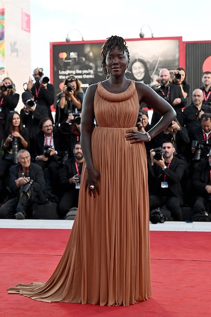 La directora y guionista francesa Alice Diop posó en la alfombra roja con un vestido a medida plisado de Louis Vuitton. Ella es la presidenta del jurado Orizzonti del festival.