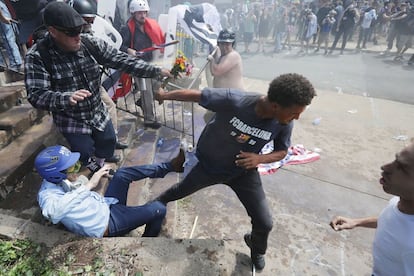 Confrontos entre supremacistas brancos e contramanifestantes na cidade de Charlottesville, Virgínia.