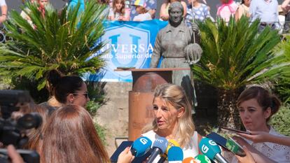 La vicepresidenta segunda del Gobierno, Yolanda Díaz, junto a su portavoz parlamentaria, Marta Lois, este domingo en O Carballiño.