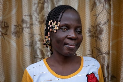 Awa Baguia en la habitación de su casa en Ouaga, Burkina Faso, en marzo de 2021.