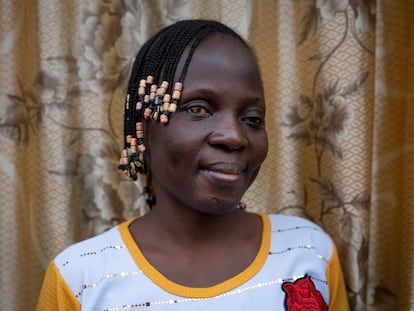 Awa Baguia en la habitación de su casa en Ouaga, Burkina Faso, en marzo de 2021.