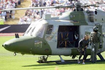 Kelly Holmes desciende de un helicópetero del Ejército en el estadio Don Valley.