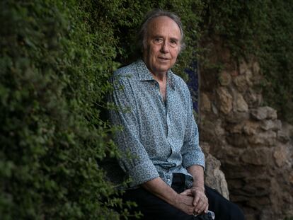 Joan Manuel Serrat, en un parque cercano a su casa de Barcelona, el 26 de julio.