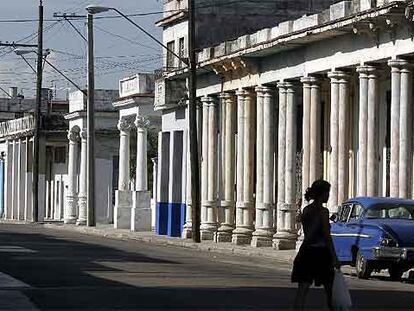 La Calzada del Cerro fue en origen un camino rural que unía La Habana con Pinar del Río. Hoy, pese al deterioro, la zona conserva la elegancia original de sus soportales.