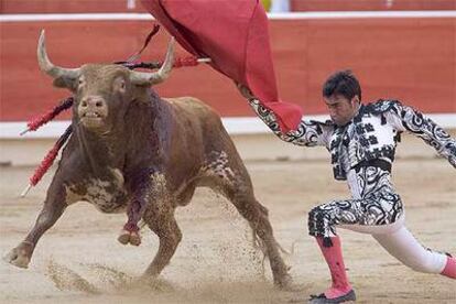 Fernando Cruz, en su primer toro de la tarde.