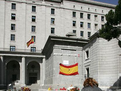 Flores en el pedestal vacío de la estatua de Francisco Franco