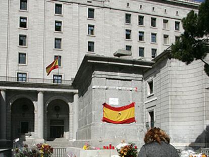 Flores en el pedestal vacío de la estatua de Francisco Franco