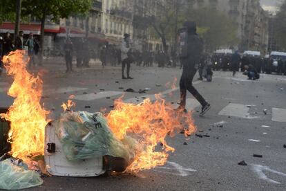 A burning bin is seen during clashes between protestors and French anti-riot police during a demonstration against the French government's proposed labour reforms on April 28, 2016 in Paris. Protesters clashed with police in Paris and western France on April 28 as workers and students across the country made a new push for the withdrawal of a hotly contested labour bill. Demonstrations as well as work stoppages, notably in the aviation and public transport sectors, are planned across France in the latest actions in a protest wave that began two months ago.  AFP PHOTO / ALAIN JOCARD