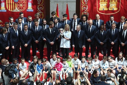 La presidenta de la Comunidad de Madrid Cristina Cifuentes posa con la plantilla del Real Madrid mostrando una réplica del trofeo de liga.