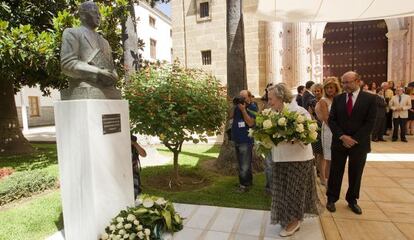 Mar&iacute;a &Aacute;ngeles Infante coloca un ramo de flores ante el busto de su padre.