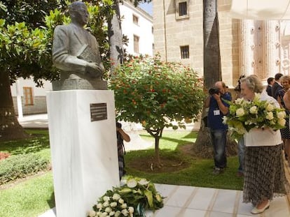 Mar&iacute;a &Aacute;ngeles Infante coloca un ramo de flores ante el busto de su padre.