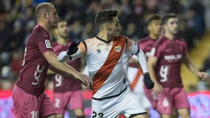 Zozulya, a la izquierda, pugna por un balón con Óscar en el partido entre el Rayo Vallecano y el Albacete.