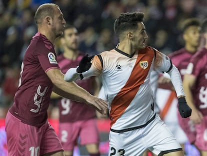 Zozulya, a la izquierda, pugna por un balón con Óscar en el partido entre el Rayo Vallecano y el Albacete.