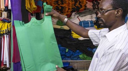 Un vendedor de bolsas biodegradables en el mercado de Kariakoo muestra algunos de los modelos que tiene a la venta.