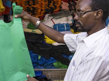 Un vendedor de bolsas biodegradables en el mercado de Kariakoo muestra algunos de los modelos que tiene a la venta.