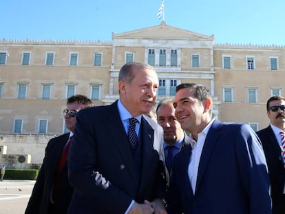 El primer ministro griego, Alexis Tsipras (d), y el presidente turco, Tayyip Erdogan (i), este jueves 7 de diciembre de 2017 en Atenas.