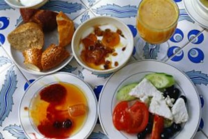 Um café da manhã turco completo.