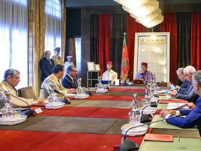 El rey Mohamed VI de Marruecos, durante la reunión del gabinete de crisis por el terremoto, el sábado en Rabat, en una imagen oficial marroquí.