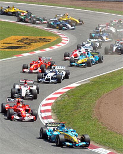 Trulli, por delante de Schumacher, Sato, Montoya, Barrichello y Alonso tras la salida.