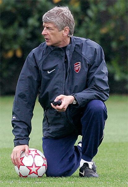 Wenger, durante un entrenamiento del Arsenal.