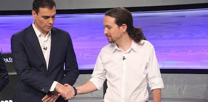 Pedro S&aacute;nchez, l&iacute;der del PSOE, dando la mano a Pablo Iglesias, l&iacute;der de Podemos.