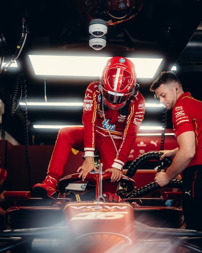 Charles Leclerc sube al SF-24, construido para participar en la temporada 2024, en el garaje de la Scuderia Ferrari en Montmeló.