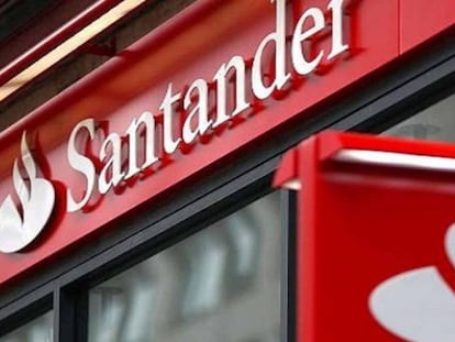 Logotipo de Banco Santander en una oficina